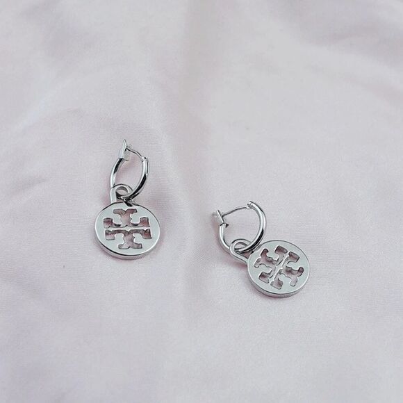 New Tory Burch Silver Pendant Logo Hoop Dangle Earring’s - Picture 2 of 3